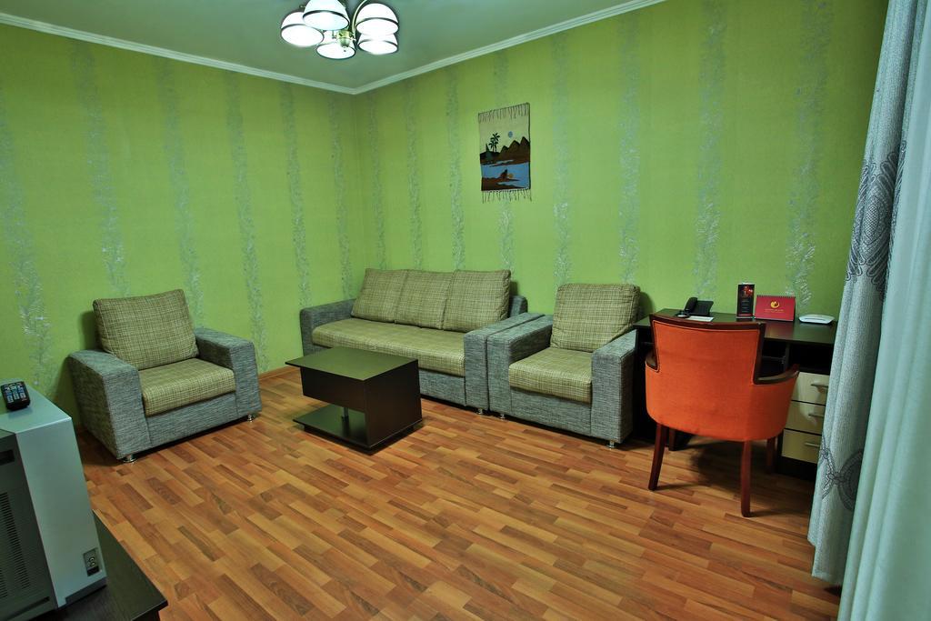 Golden Dragon Aparthotel Μπισκέκ Δωμάτιο φωτογραφία